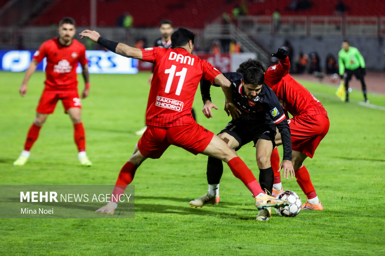 دوئل مدعیان قهرمانی در سکوت تبریز/پرسپولیس به زمین سخت رسید