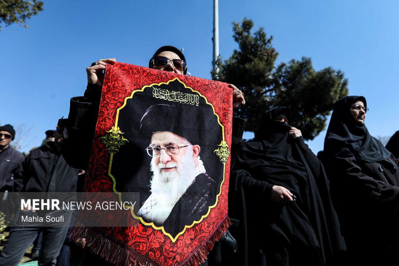 سومین روز تجمع مردم اراک در پی شهادت رهبر معظم انقلاب