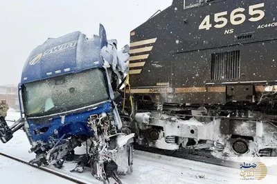 شهرخبر - ببینید/ برخورد وحشتناک قطار با کامیون محبوس شده