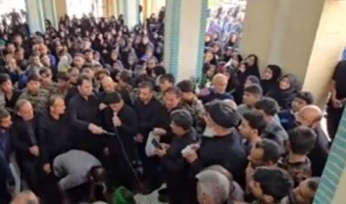 رجز خوانی فرزند شهید«حسین بردستانی» در تشییع پدرش