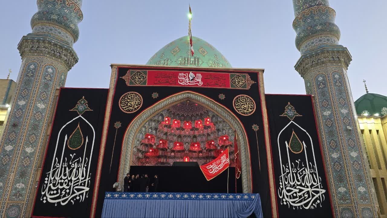 گزارش مهر ازمحل آماده سازی اقامه نماز بر پیکر رهبر شهید در مسجد جمکران