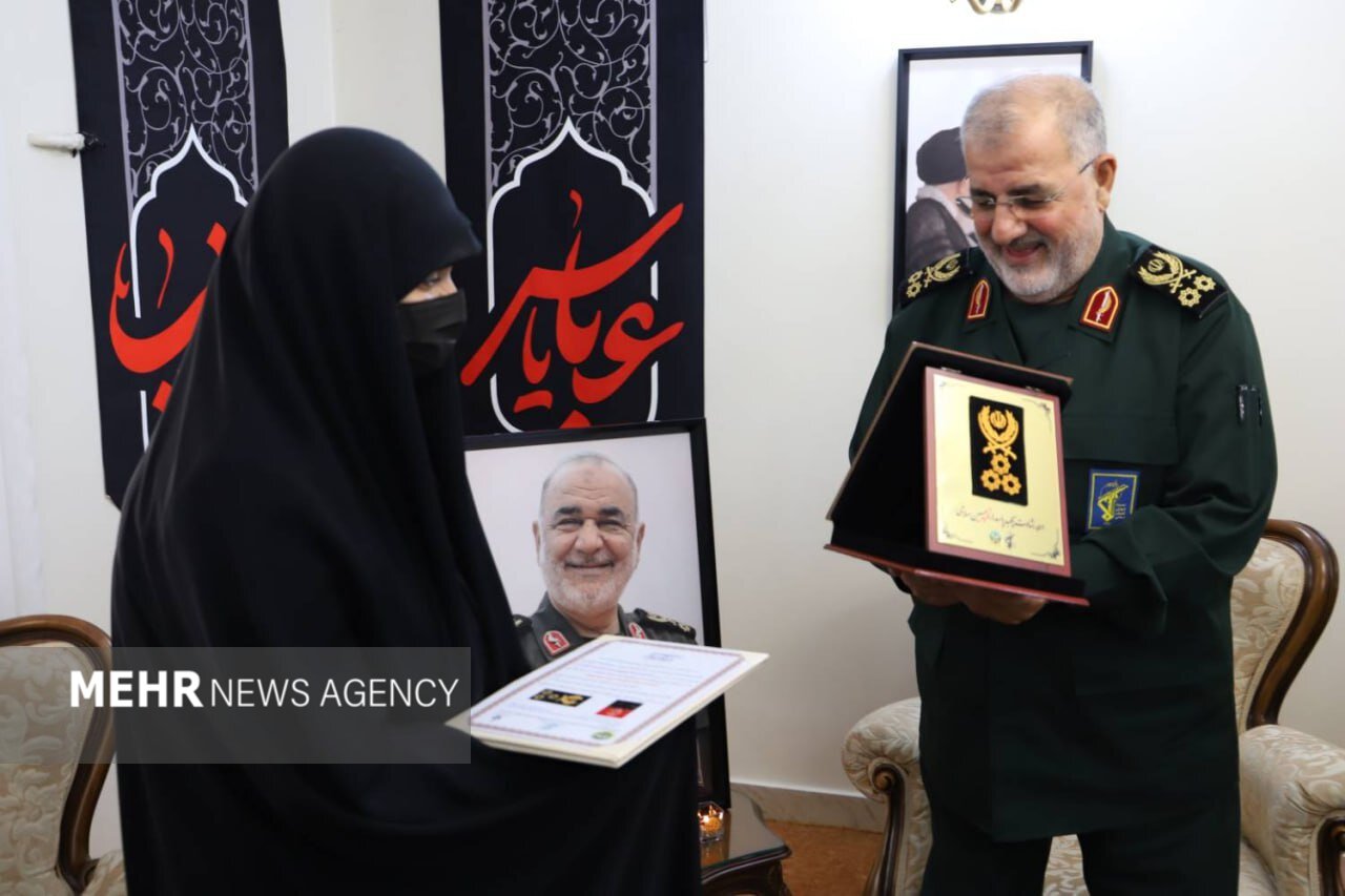 تجلیل از فرمانده کل سپاه پاسداران به شهید حسین سلامی و اعطای درجه سپهبدی