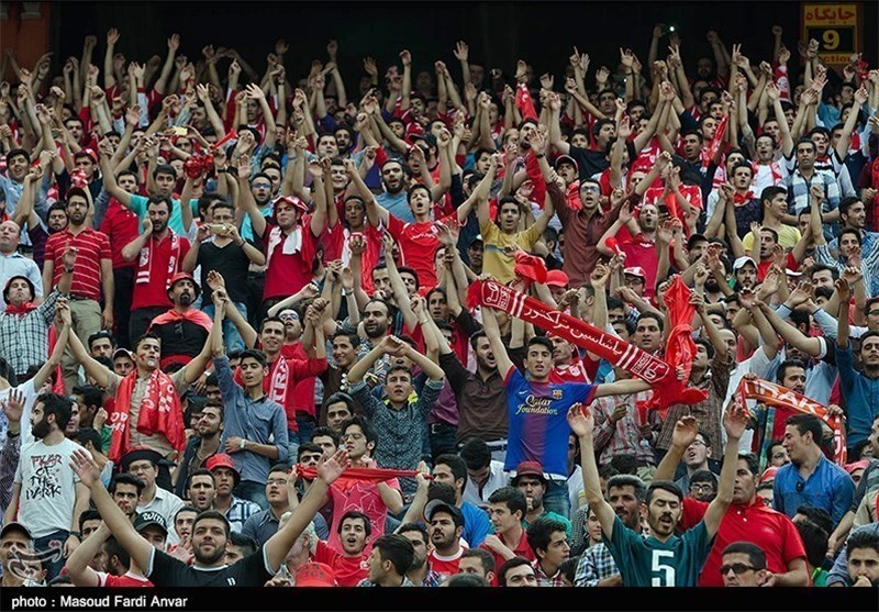 تجمع شبانه هواداران تراکتور مقابل هتل پرسپولیس در تبریز