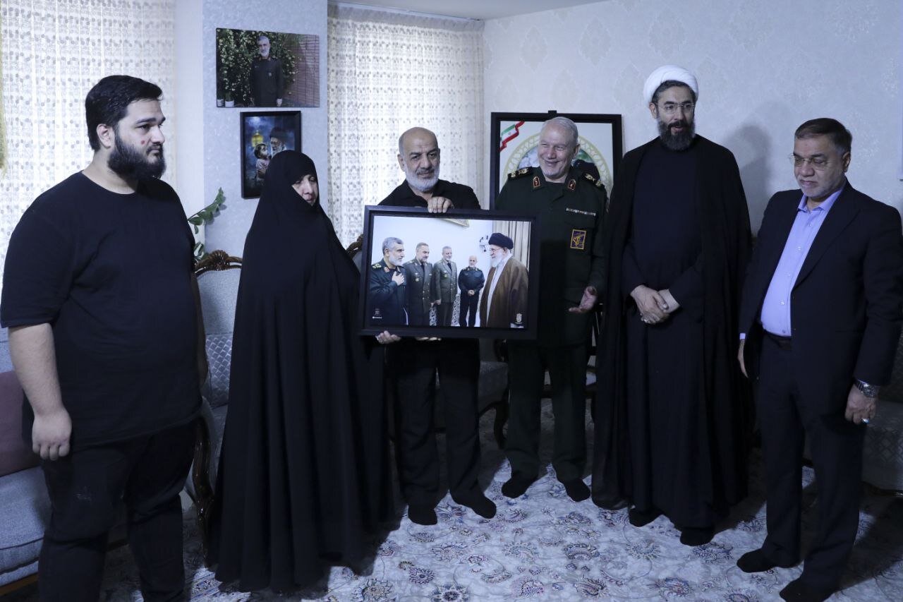 دیدار سردار صفوی با خانواده سرلشکر شهید حاجی‌زاده