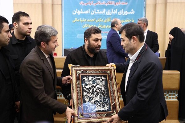 وزیر ورزش از پدر شهیده اصفهانی هشت ساله تجلیل کرد