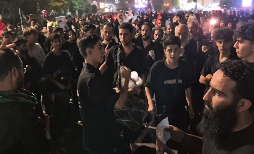 دمام زنی جوانان در سوگ رهبر شهید در قم