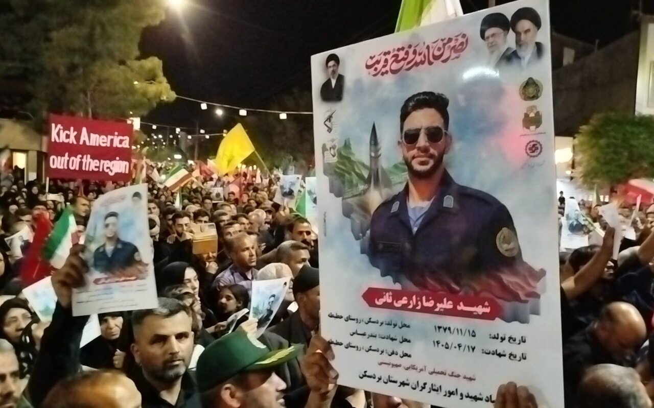 وداع مردم بردسکن با پیکر مطهر شهید «علیرضا زارعی ثانی»
