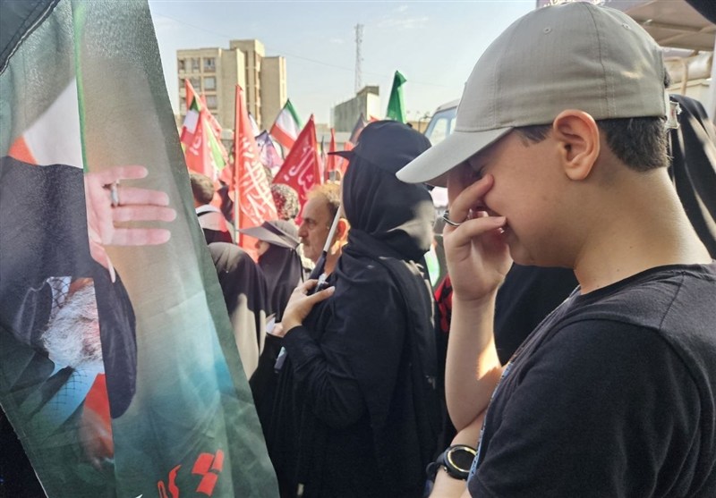 نسلی که گفتند فاصله گرفته؛ امروز کنار تابوت رهبر شهید اشک می‌ریخت