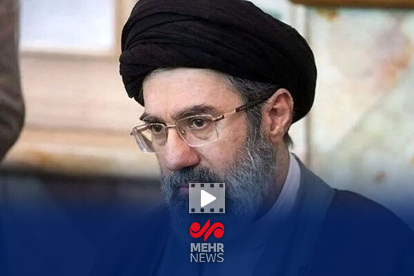 لحظه اعلام رهبری آیت‌الله سیدمجتبی خامنه‌ای در میدان ولیعصر تهران
