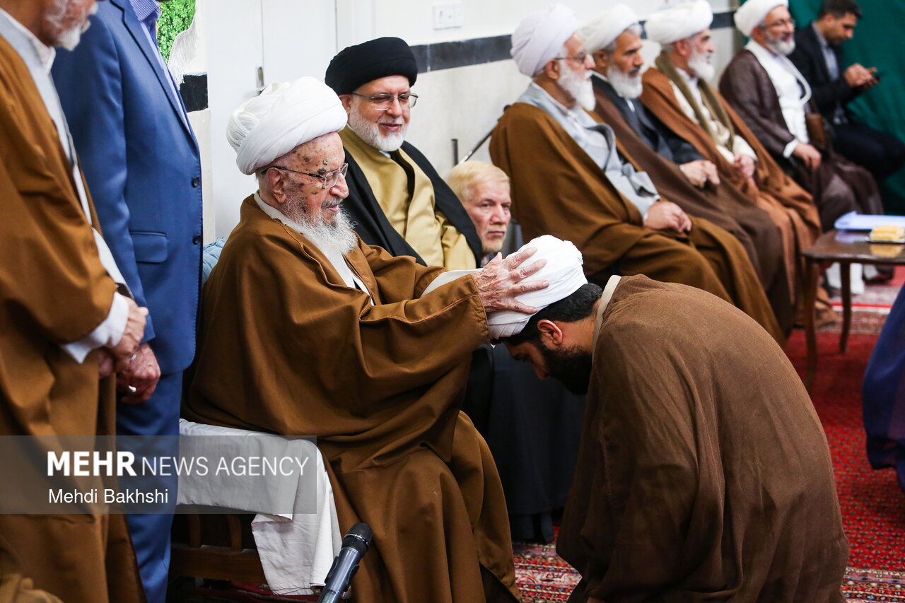 مراسم عمامه گذاری طلاب توسط آیت الله مکارم شیرازی