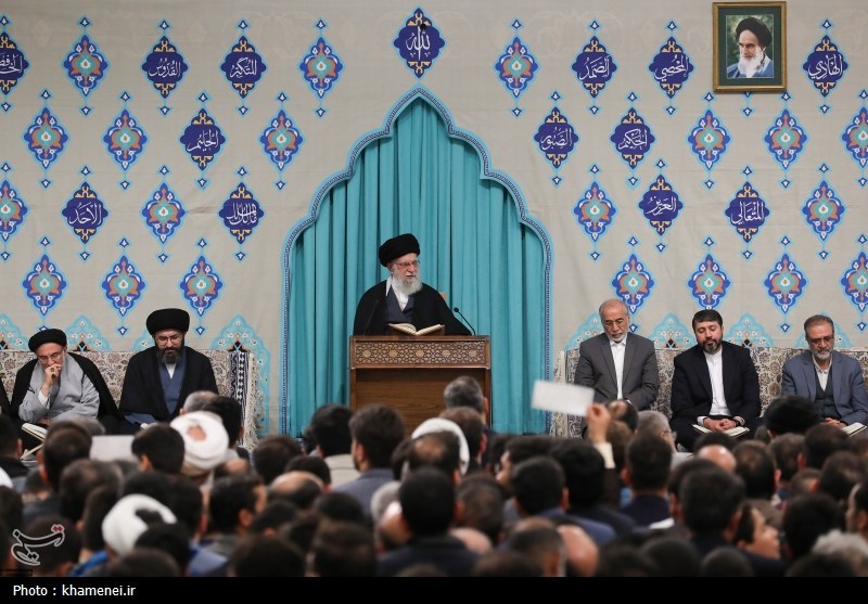 ایستاده با قرآن