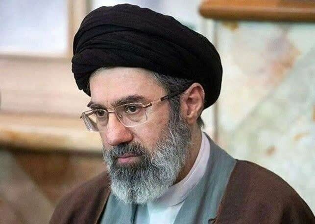بیعت تنی چند از فرزندان شهدا با حضرت آیت الله سید مجتبی خامنه‌ای