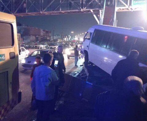 آتش‌نشانی تهران: انحراف مینی‌بوس در بزرگراه آیت‌الله سعیدی/ ۱۰ نفر مصدوم شدند/ این حادثه تلفات جانی نداشت