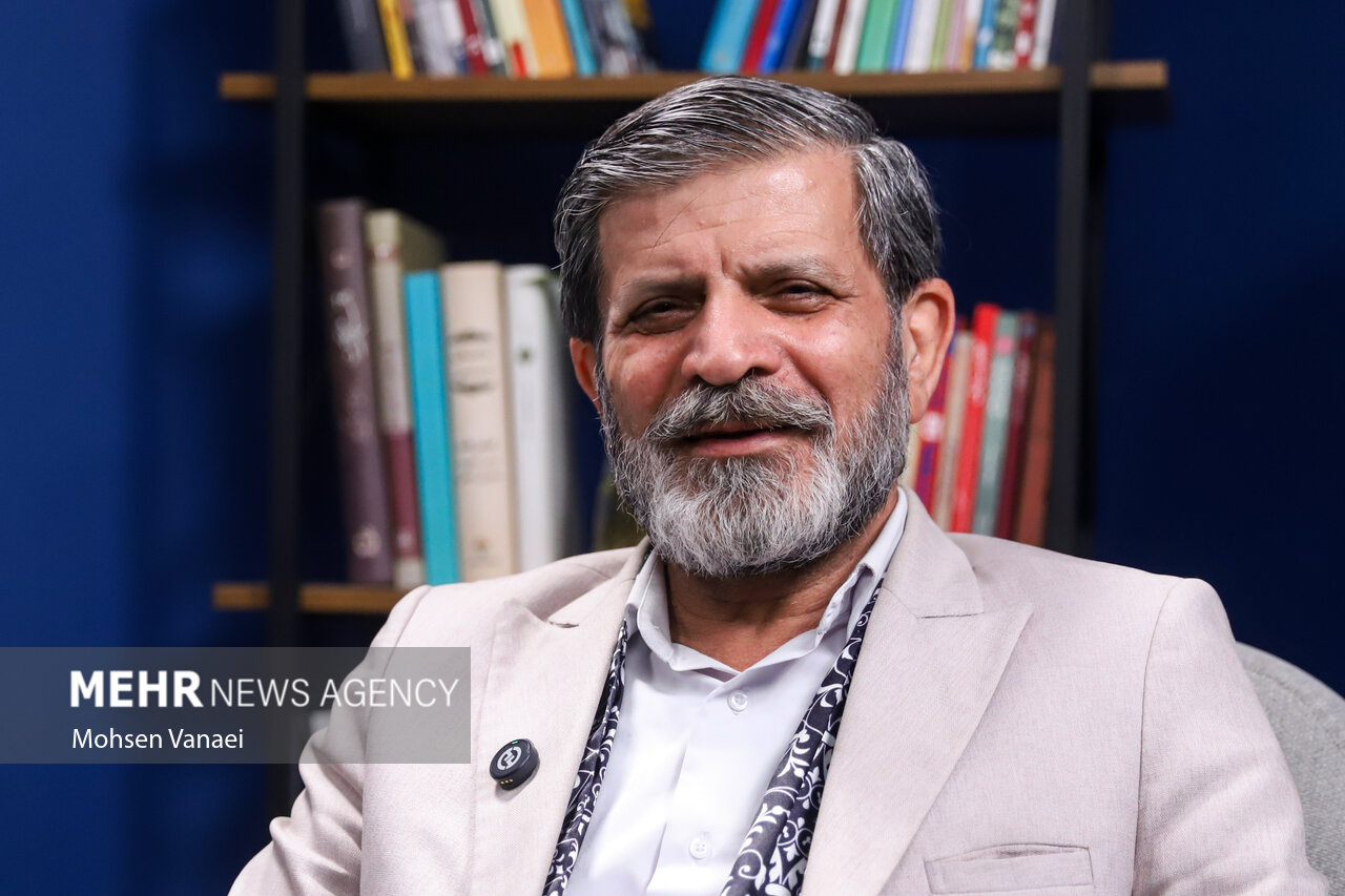 وقتی قافیه کم می‌آید، پای نظام وسط است؛شعرم وزن ندارد، تقصیر جامعه است