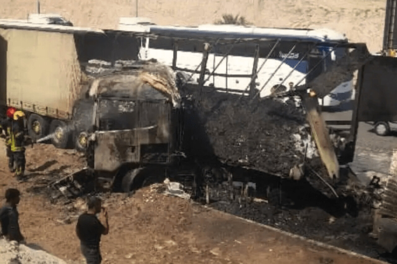 مهار حریق گسترده چند خودرو و غرفه میوه فروشی در بندرعباس