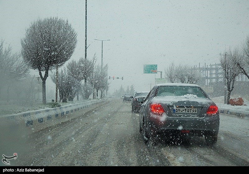 بارش برف و باران در محورهای 13 استان/ تردد در جاده‌های شمالی روان است