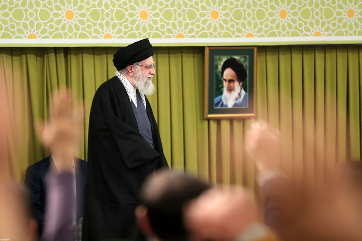 تصاویری از مهمانان امروز بیت رهبری/ سلام نظامی یک کودک خردسال/ پلاکارد «شاه رفت» بر روی دستان یک نوجوان + عکس