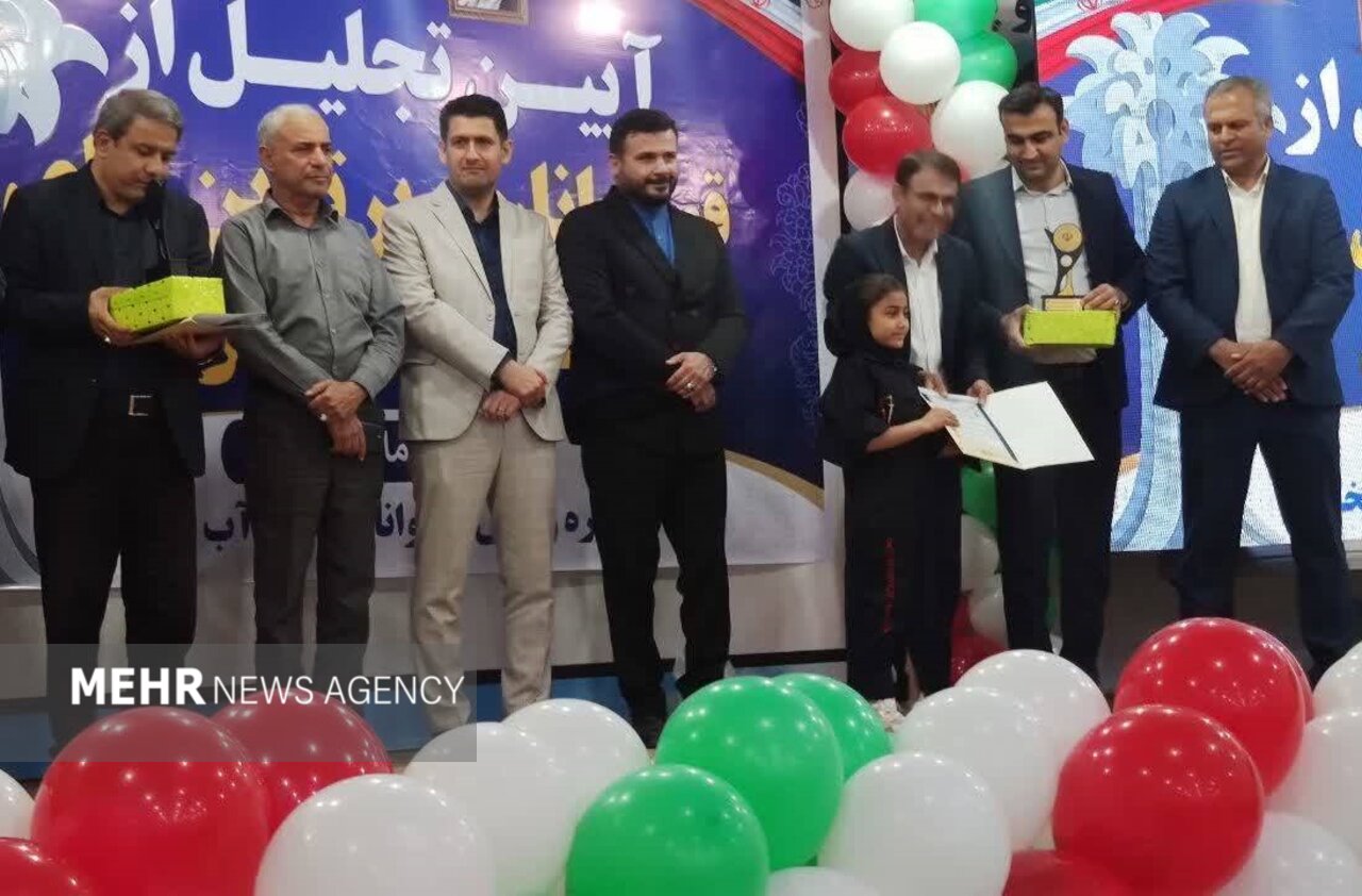 قهرمانان کشوری و برترین‌های هیئت‌های ورزشی آب‌پخش تجلیل شدند