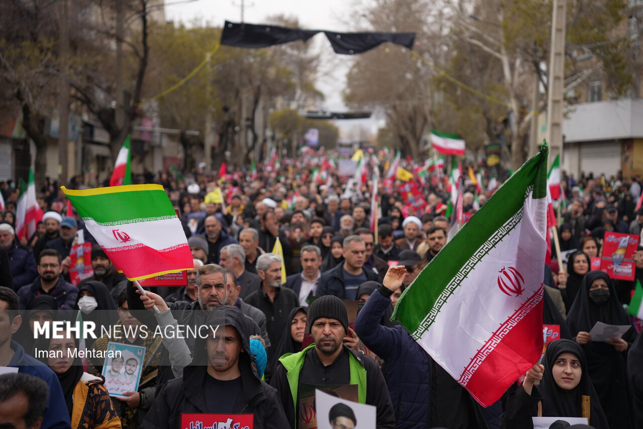 دشمن بداند مردم ایران تا پای جان از خاک و نظام دفاع می‌کنند