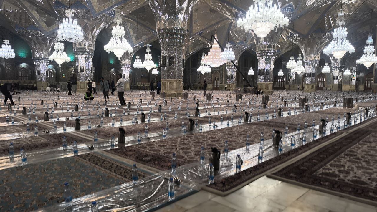 پذیرایی از ۴ هزار نفر از معلمان در ضیافت افطار حرم امام رضا(ع)