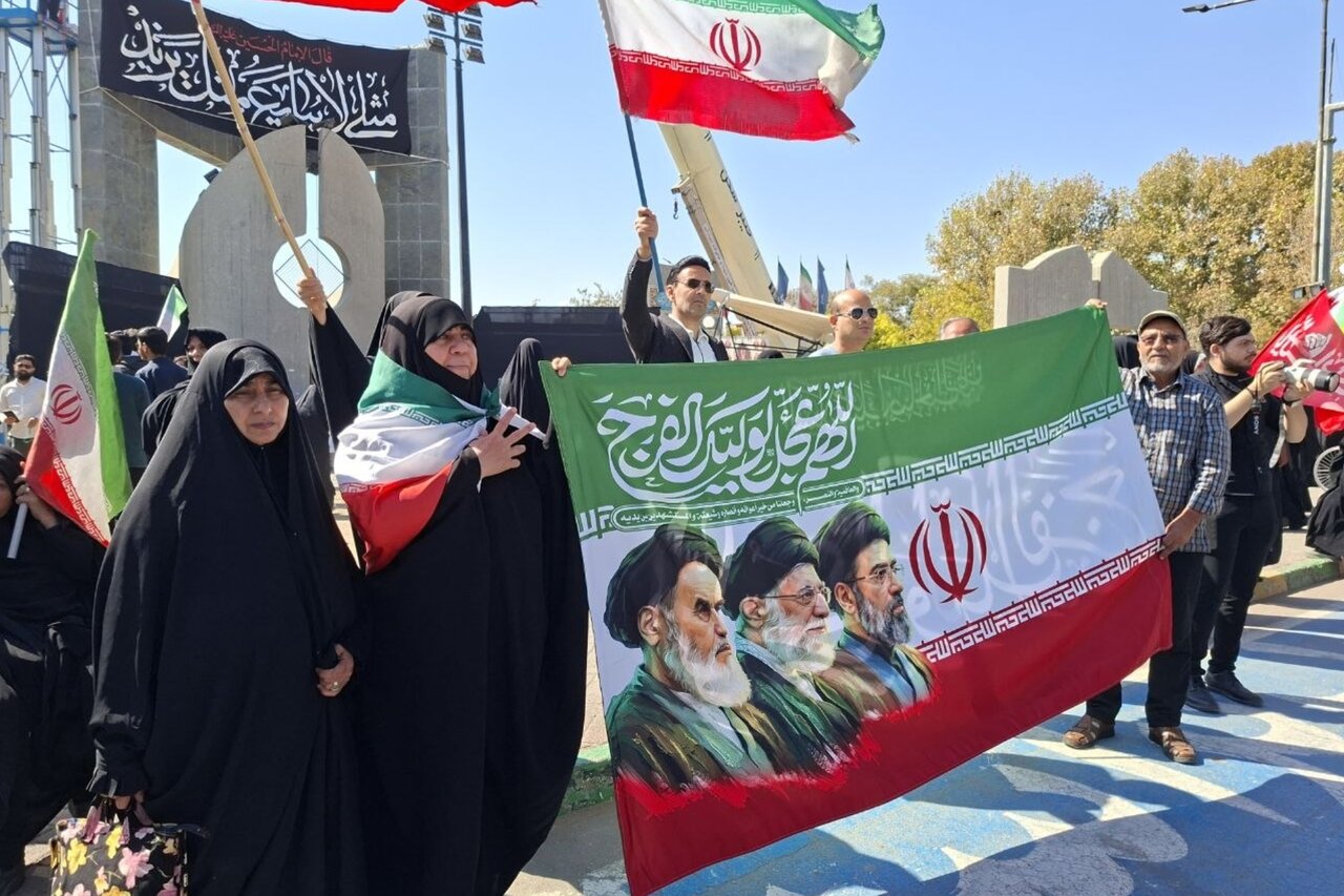 حضور پرشور مردم مشهد در بزرگترین زنجیره انسانی «جان فدا»