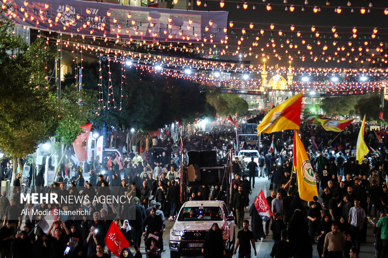 خیابان امام رضا مشهد در بامداد بیقراری زائران رهبر شهید