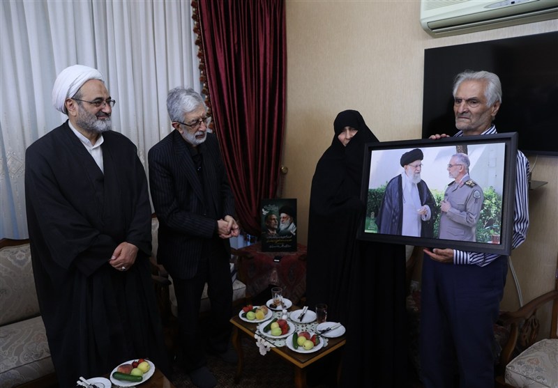 دیدار اعضای دفتر قائد شهید امت با خانواده سرلشکر شهید محمد شیرازی