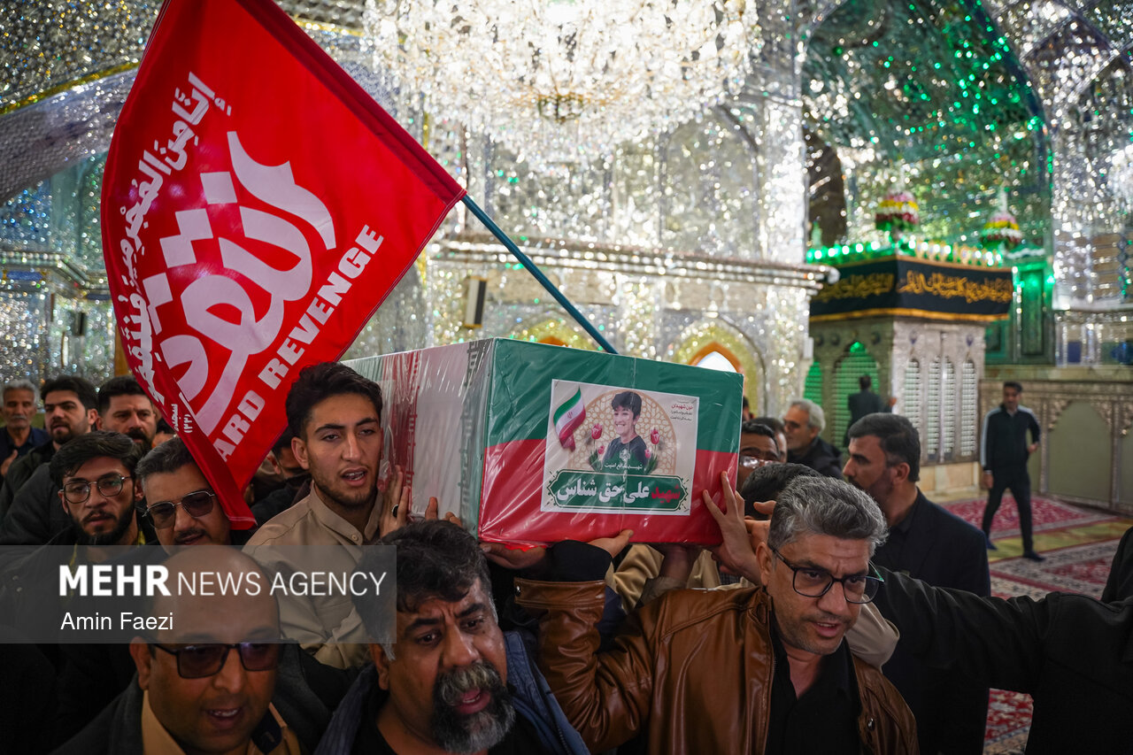تشییع شهید دانش آموز «علی حق شناس» در حرم شاهچراغ(ع)