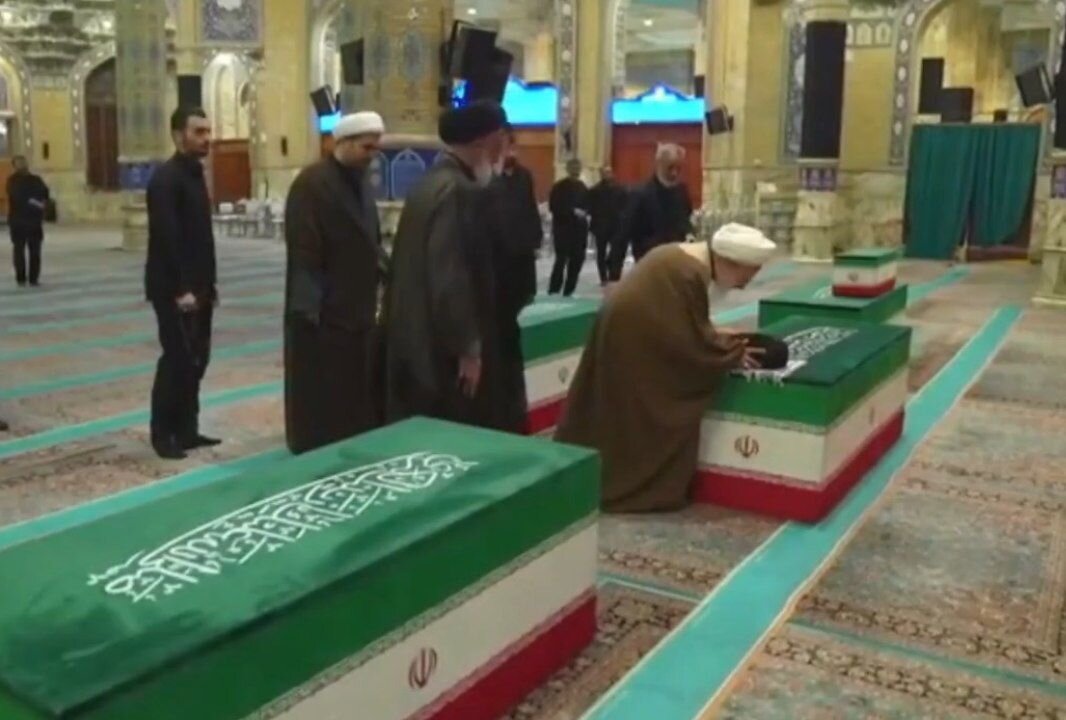 وداع آیت‌الله جوادی آملی با پیکر مطهر رهبر شهید در مسجد مقدس جمکران