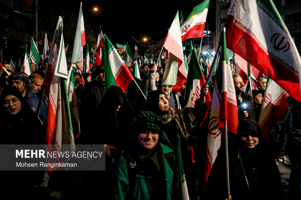 طنین سرود جمهوری اسلامی در اجتماع شبانه بندرعباس