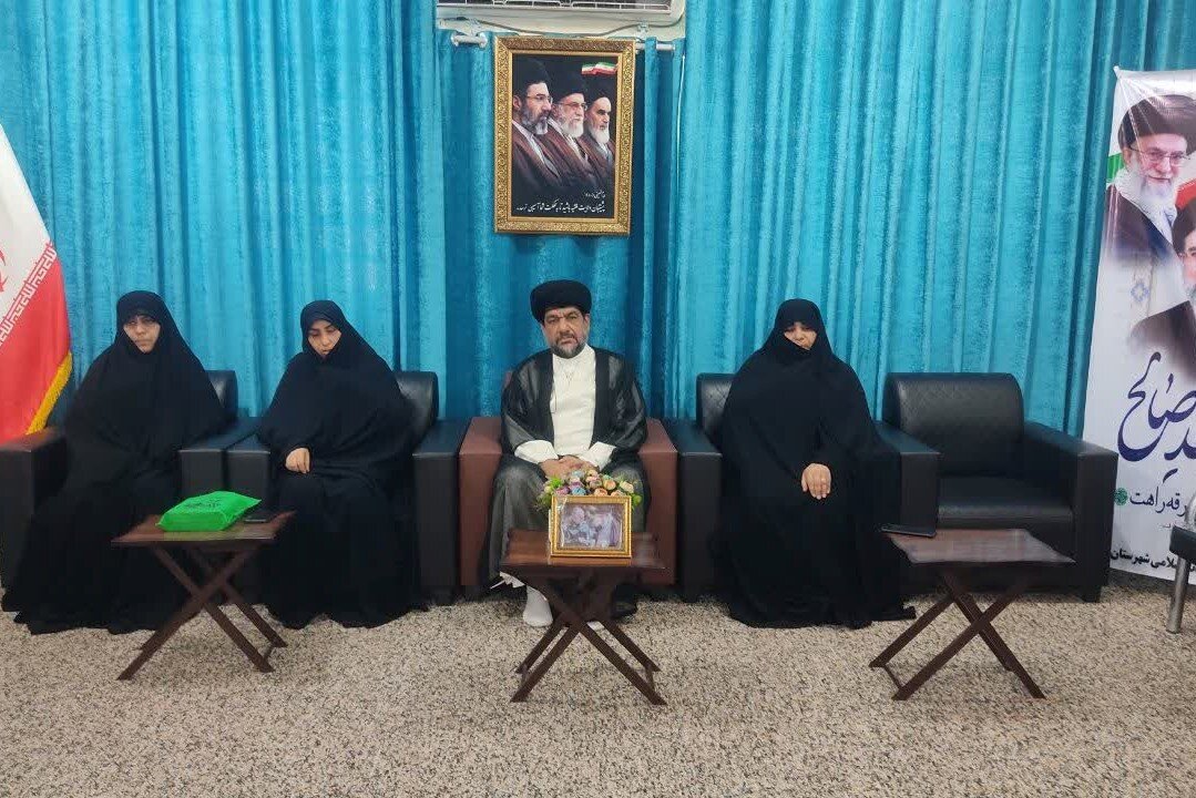 امام جمعه گناوه: بانوان در خط مقدم جهاد فرهنگی هستند
