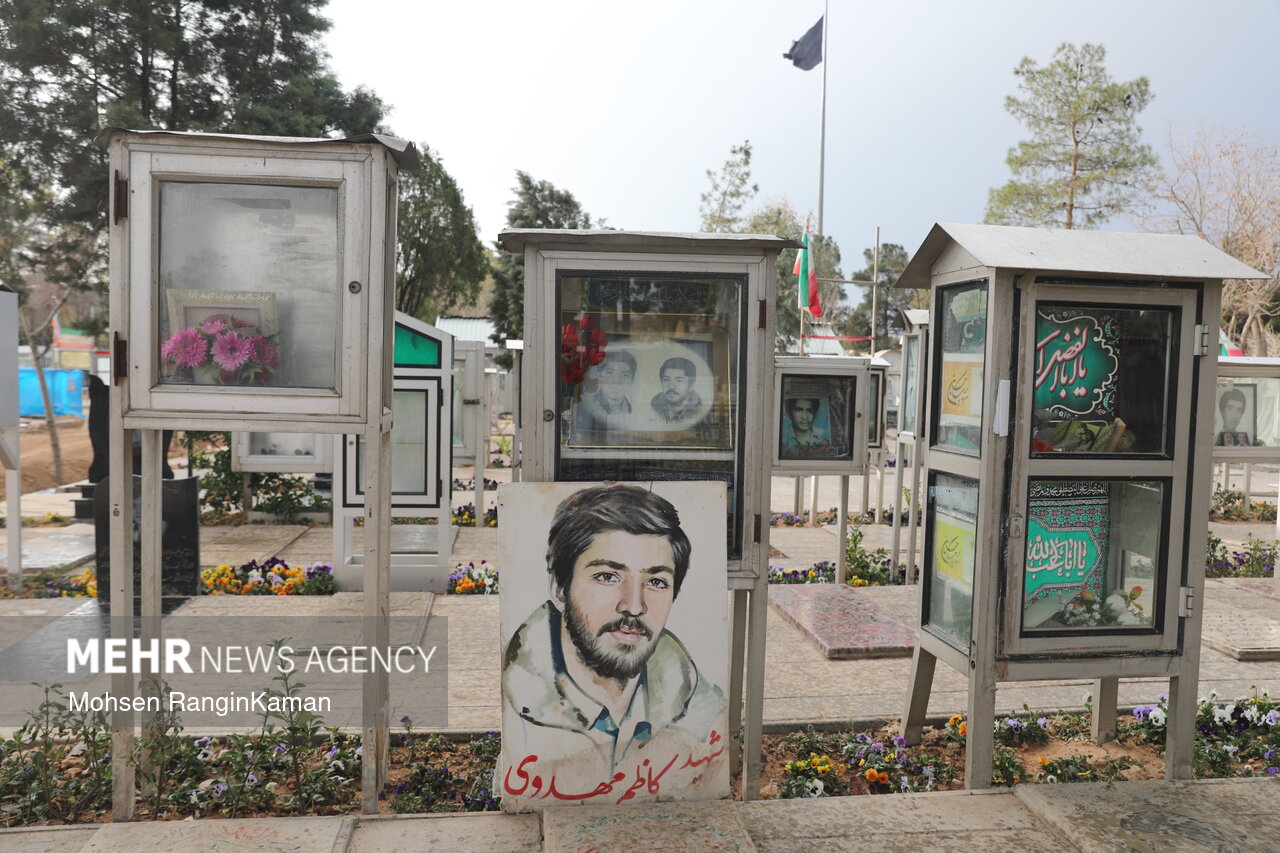 لحظات تحویل سال در گلزار شهدای تهران