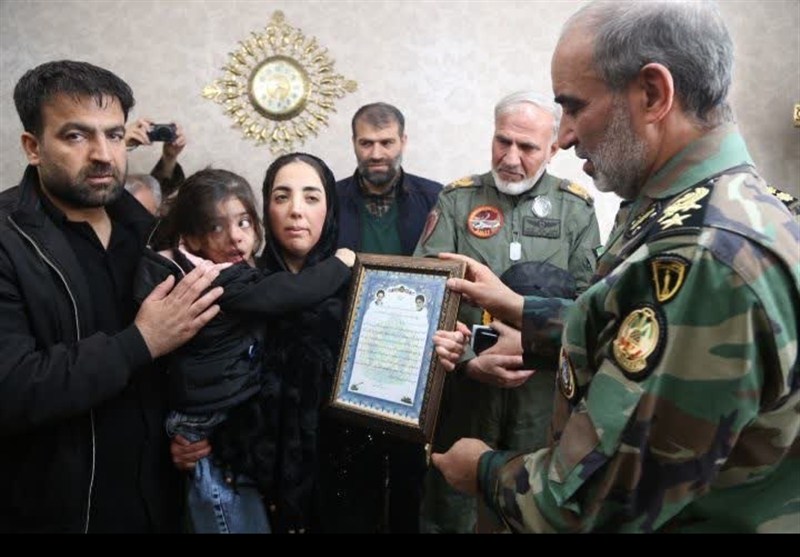 فرمانده نیروی زمینی ارتش با خانواده شهدای خلبان در اصفهان دیدار کرد