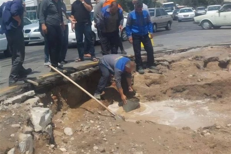 هدررفت کلان آب و ناهماهنگی شهرداری و آبفا/طالقانی به رودخانه تبدیل شد!