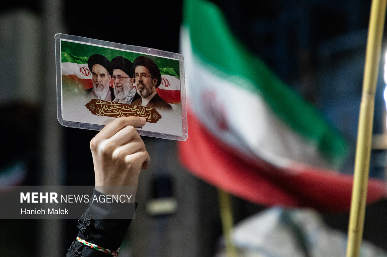 حضور گسترده شهروندان شهریار در تجمع شبانه حمایت از ایران