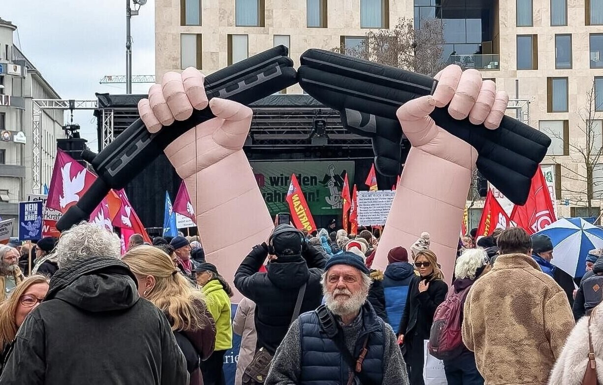 تظاهرات معترضان علیه کنفرانس امنیتی مونیخ و سیاست‌های ناتو + فیلم