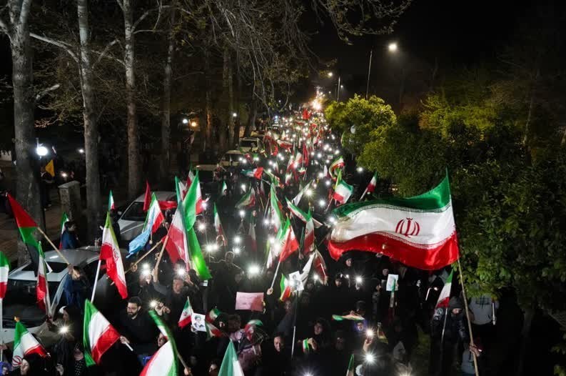نماینده زرتشتیان: مردمان ایران جان می‌دهند ولی خاک به دشمن هرگز