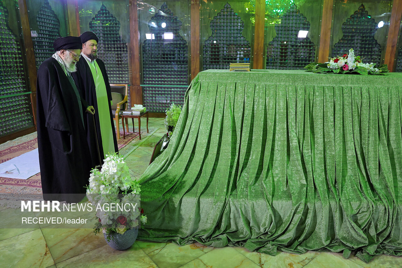 حضور رهبر معظم انقلاب در مرقد بنیانگذار جمهوری اسلامی ایران