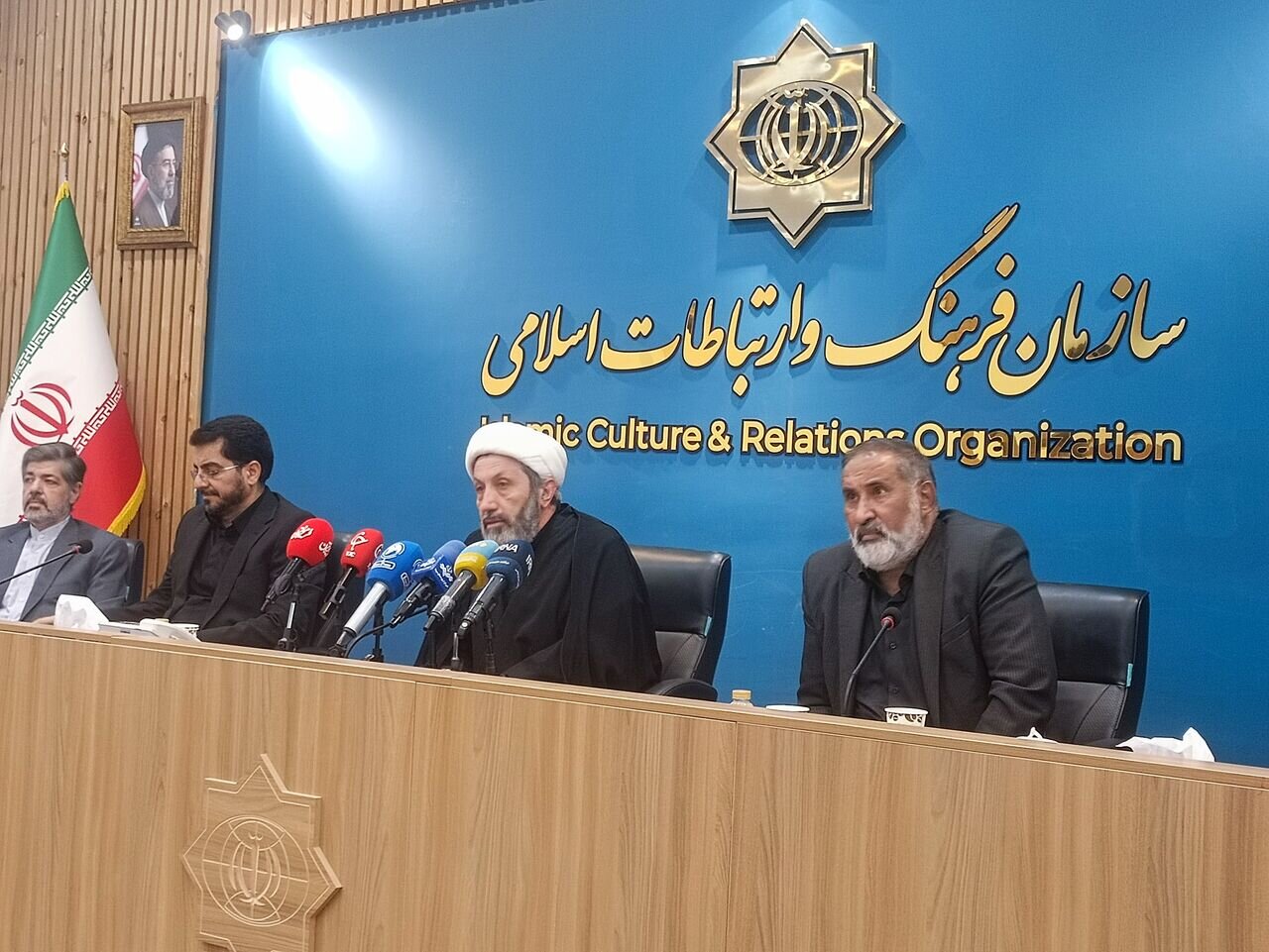 ۱۱ جلد کتاب از شاعران ۱۰ کشور جهان درباره رهبر شهید رونمایی شد