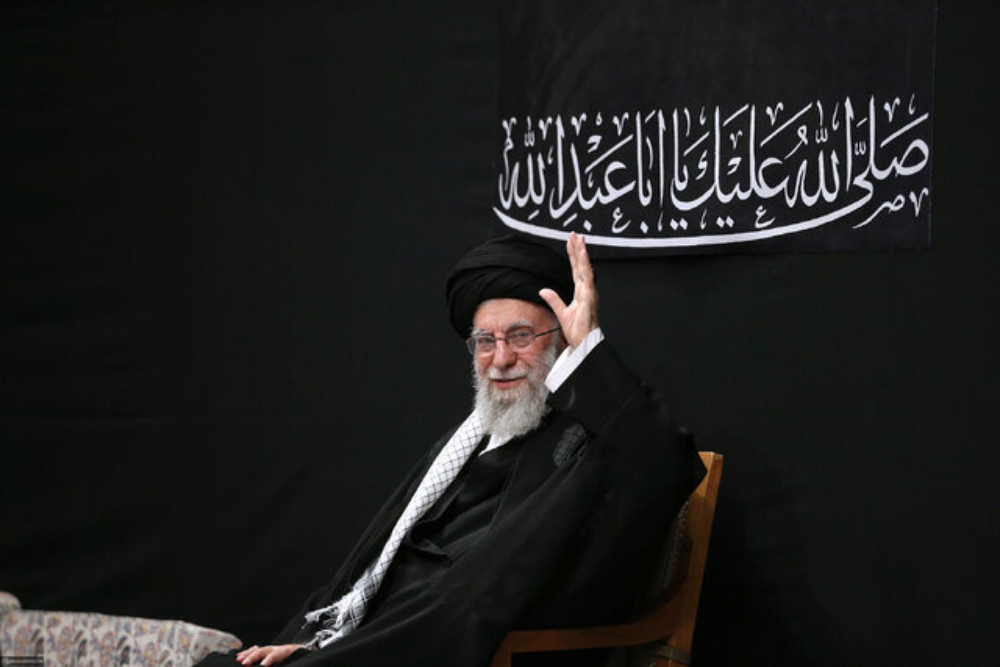 مراسم وداع با امام خامنه‌ای در مصلی تهران به تعویق افتاد/علت تعویق اعلام شد+فیلم
