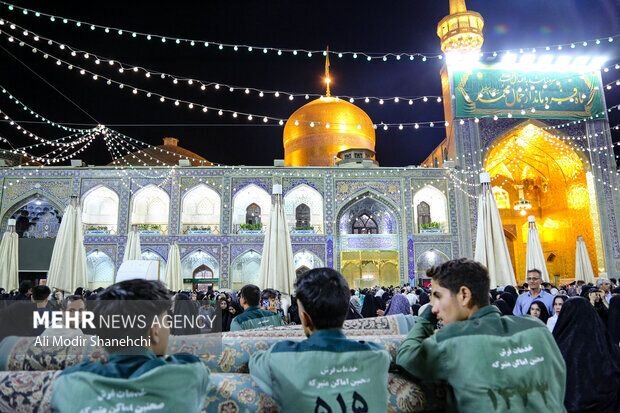 حضور زائران از اقصی نقاط کشور به حرم رضوی همزمان با میلاد پیامبر(ص)