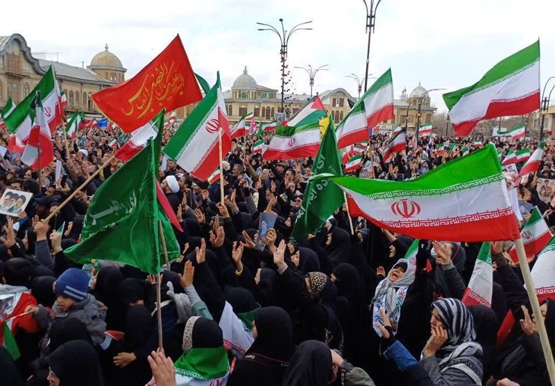 خروش بیعت در قلب هگمتانه؛ شهر زیر موج الله‌اکبرِ یاران خامنه‌ای جوان