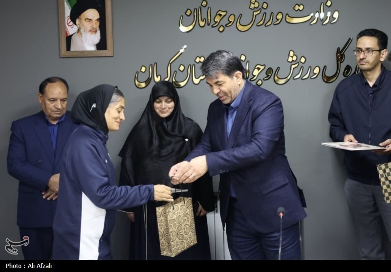 سرمربی تیم ملی فوتبال بانوان ایران با استقبال استاندار وارد کرمان شد
