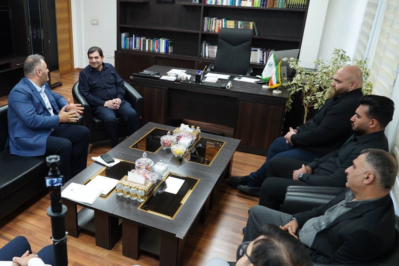 تجلیل مخبر از دو قهرمان پرافتخار وزنه‌برداری کشورمان