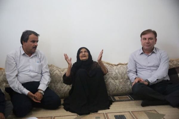 دیدار مسئولان استان بوشهر با خانواده شهید علی احمدی در تنگستان
