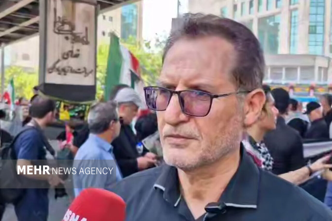 علی خلیلی: همزمان با بدرقه رهبر شهیدمان با رهبر جدید هم بیعت می‌کنیم