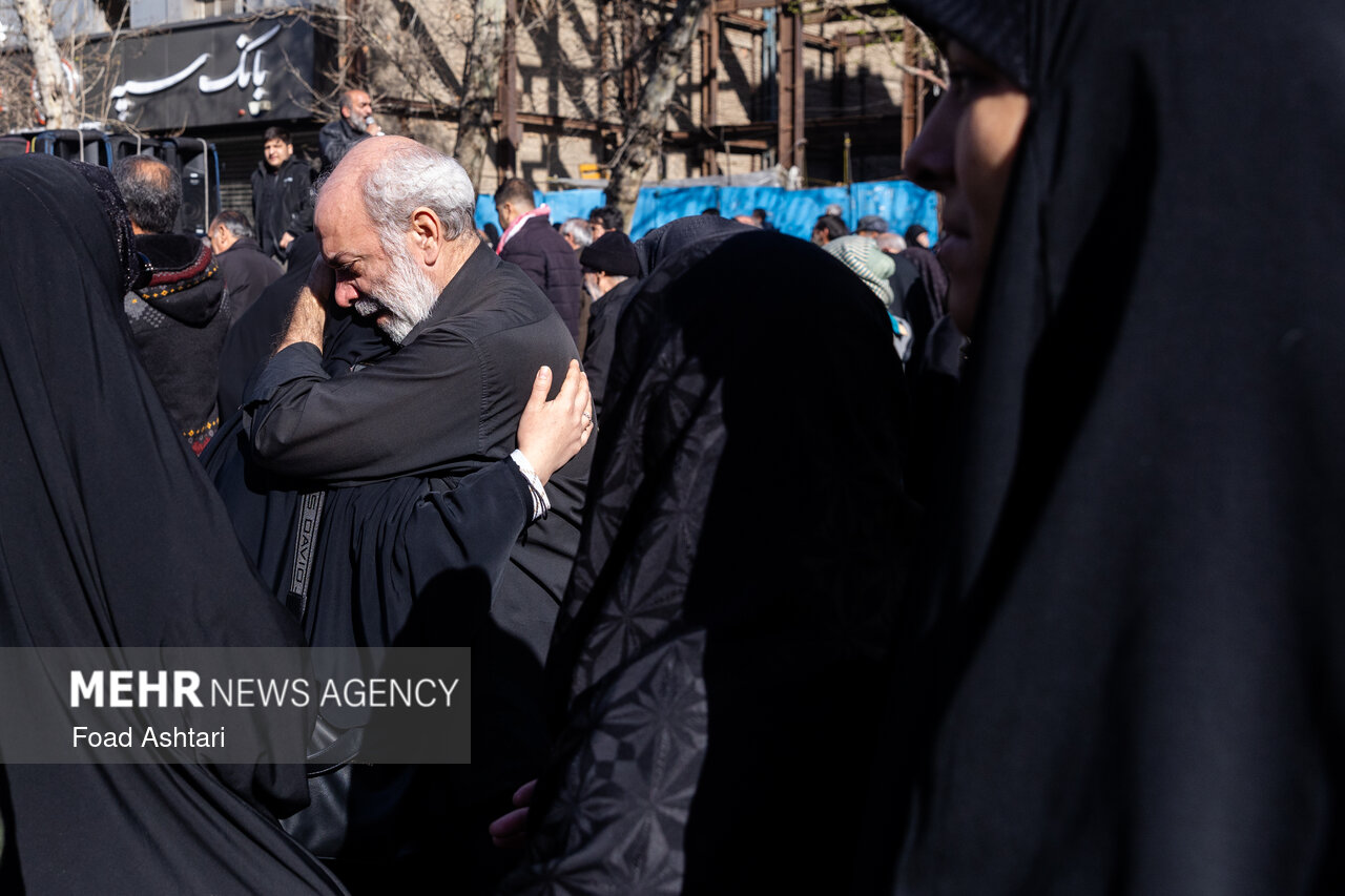 تجمع سوگواران رهبر شهید انقلاب در مقابل دانشگاه تهران-۶