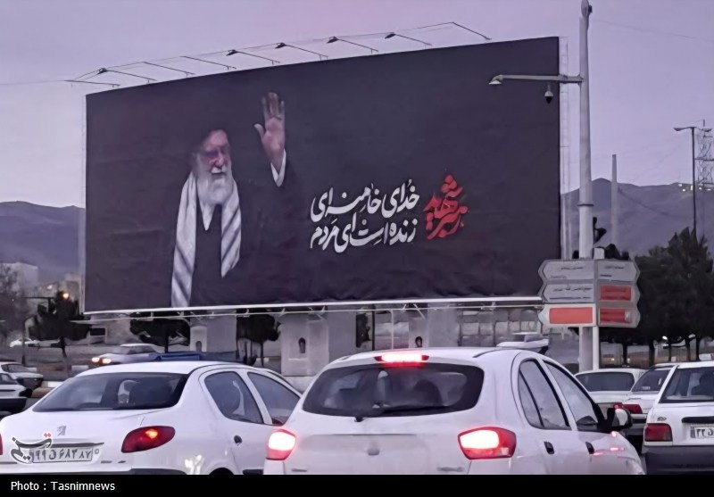 دیوارنگاره "خدای خامنه‌ای زنده است"بر میدان ولی‌عصر زنجان نقش بست