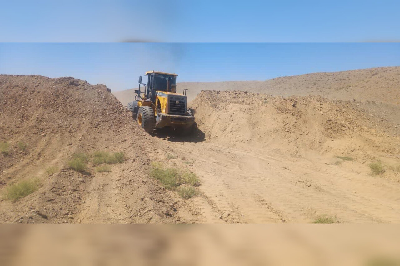 جلوگیری از خسارت سیل در باغملک با لایروبی بندهای خاکی