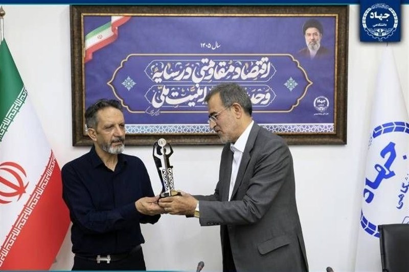 تجلیل رئیس جهاددانشگاهی از پدر دانشجوی شهید علی ناظم
